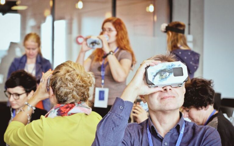 Mobile Culture Online Course landing page photo showing people using VR during the creative workshop